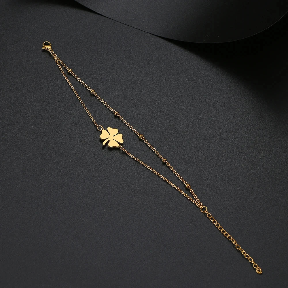 Kaksinkertainen rannekoru kultaisella nelilehtisellä apilalla