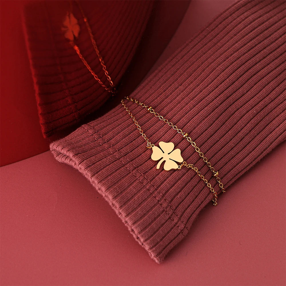 Kaksinkertainen rannekoru kultaisella nelilehtisellä apilalla