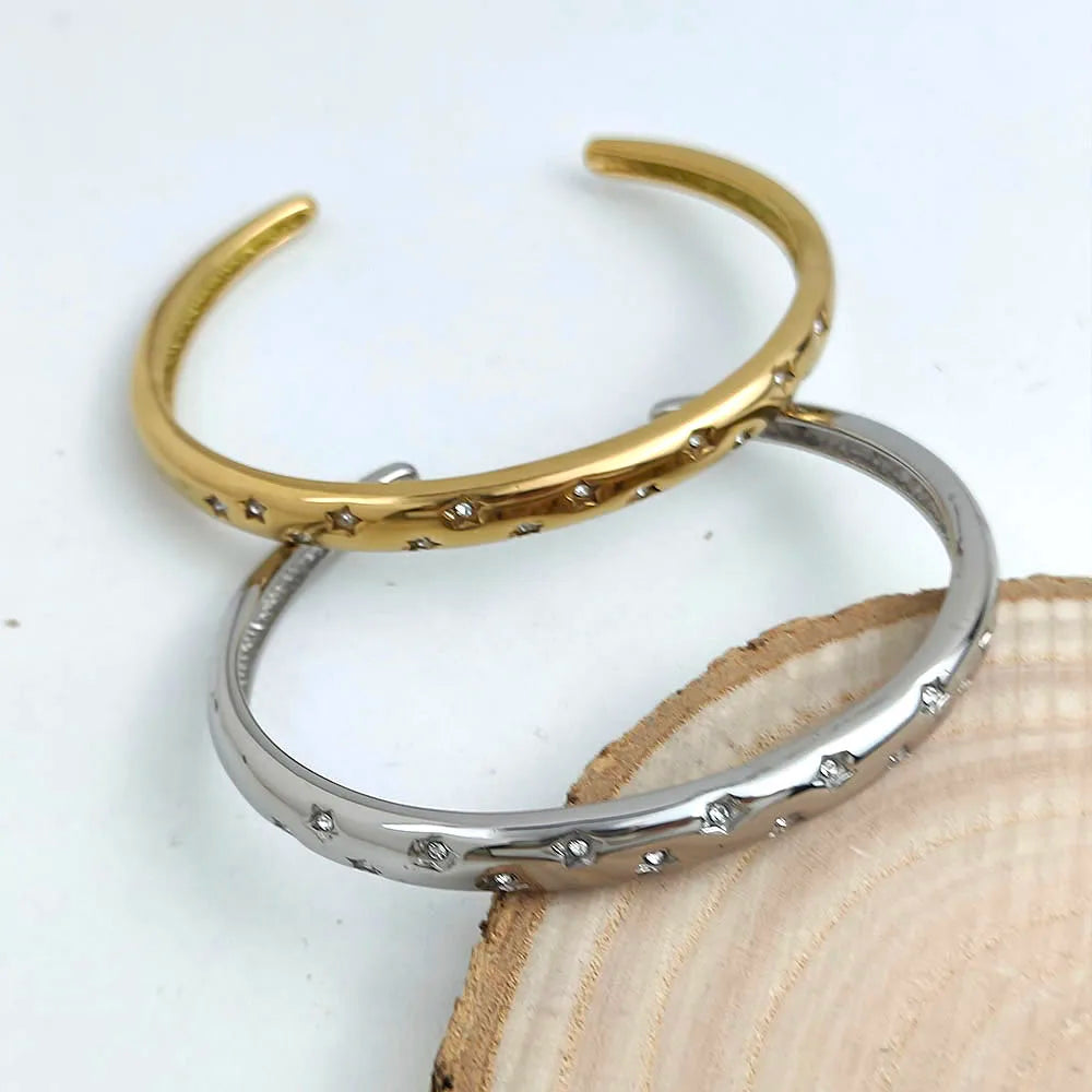 Elegantti rannekoru tähtitaivaan kultaisilla tähdillä