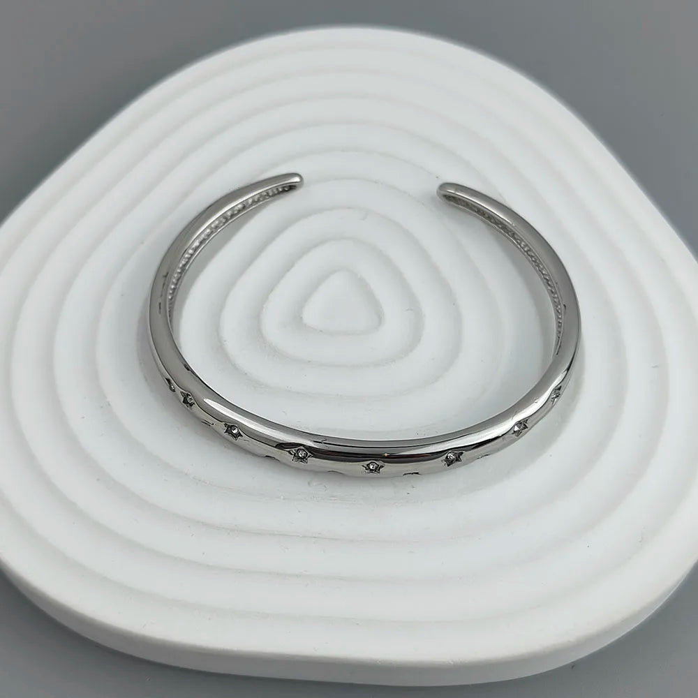 Elegantti rannekoru tähtitaivaan hopeisilla tähdillä