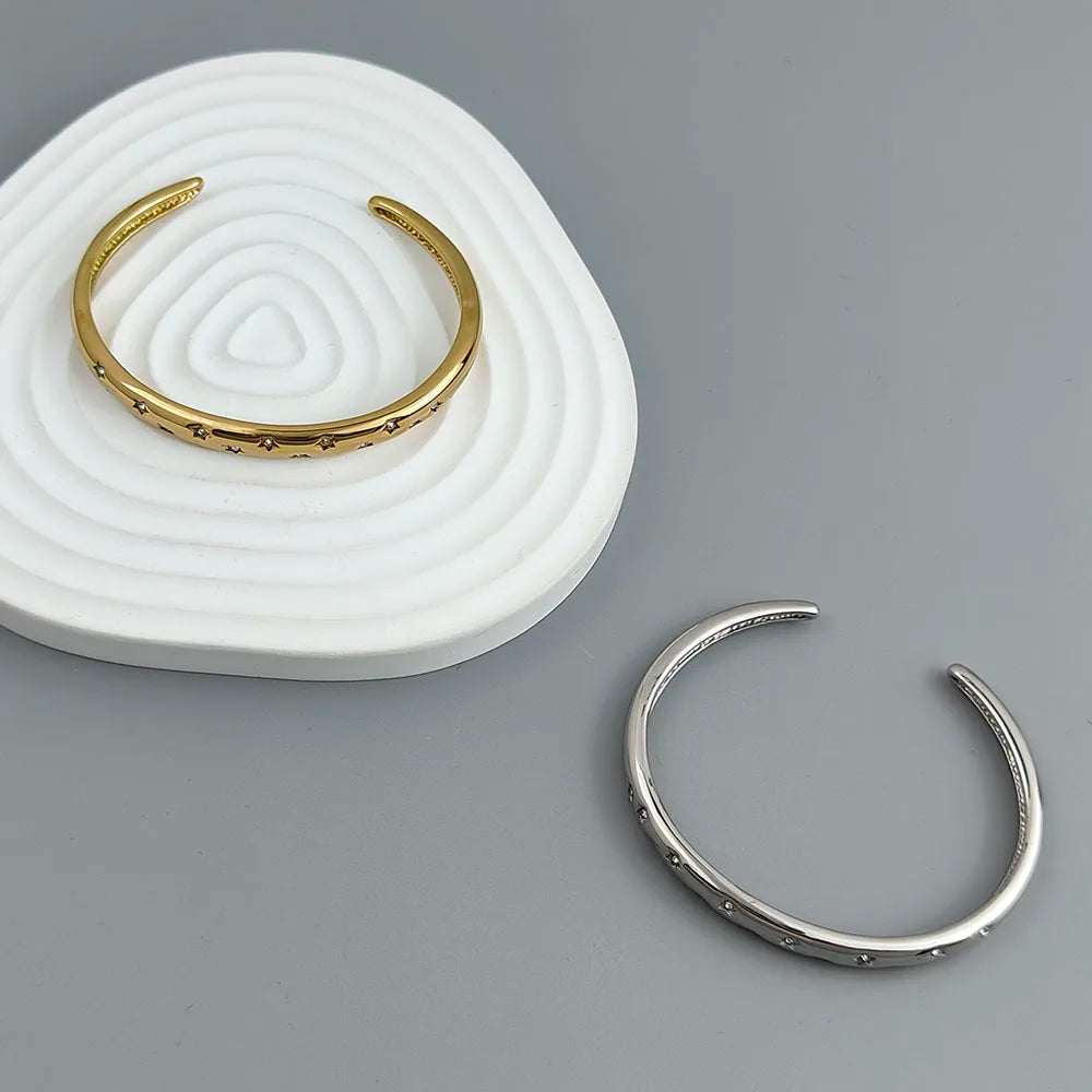 Elegantti rannekoru tähtitaivaan hopeisilla tähdillä