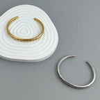 Elegantti rannekoru tähtitaivaan hopeisilla tähdillä