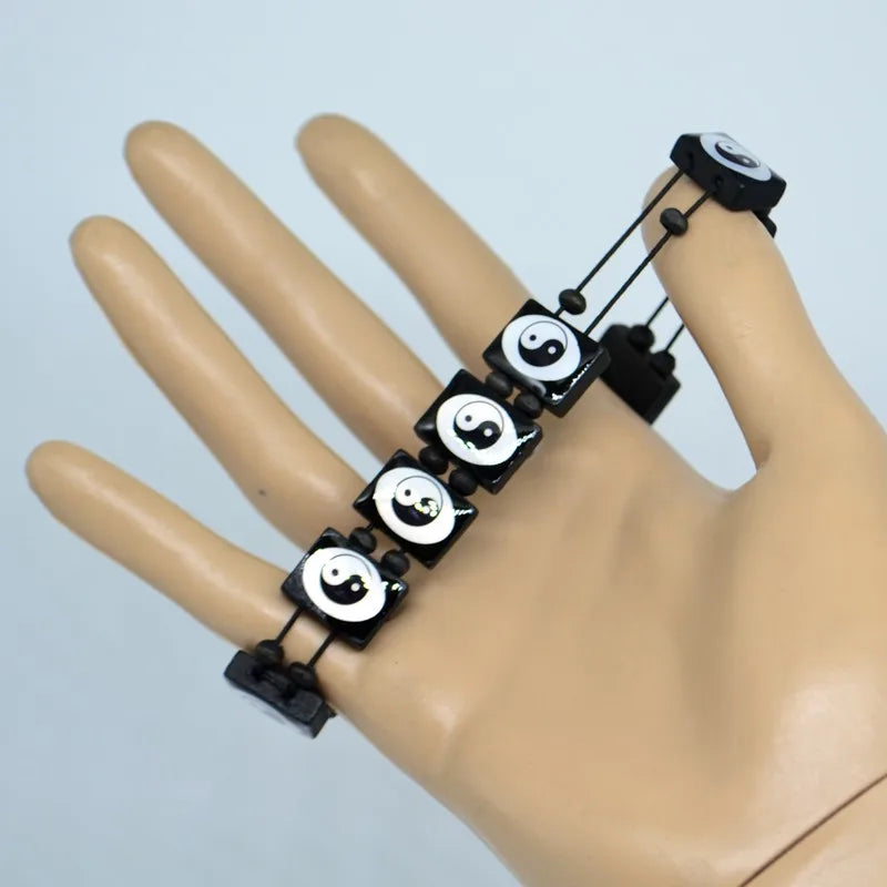 Musta-valkoinen Yin Yang -puurannekoru