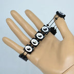 Musta-valkoinen Yin Yang -puurannekoru