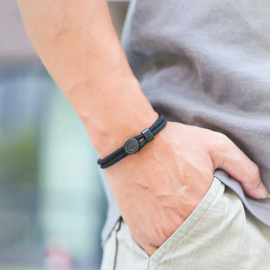 Naruranneke mustalla kompassilla ja mustalla tuuliruusulla