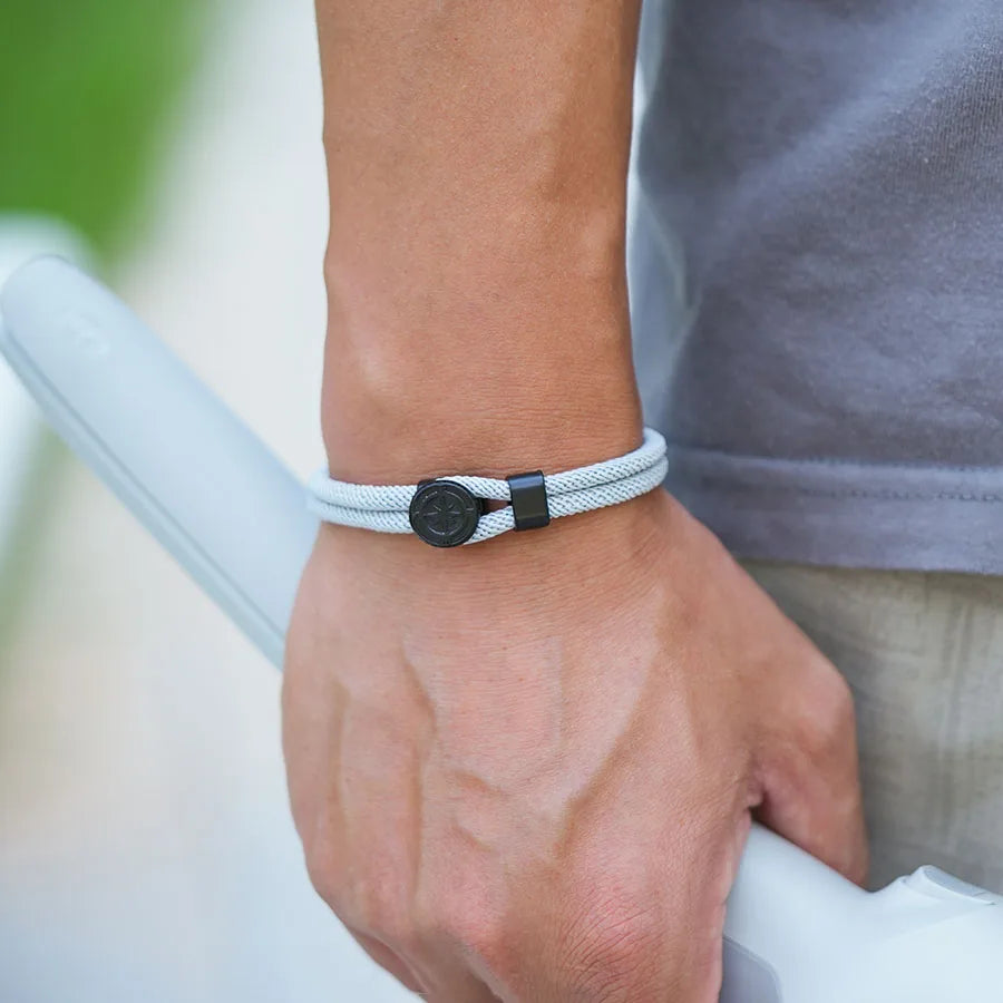 Naruranneke mustalla kompassilla ja harmaalla tuuliruusulla