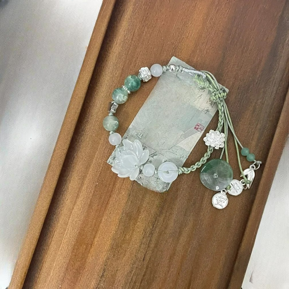 Nauharannekoru helmillä ja lootuskukalla