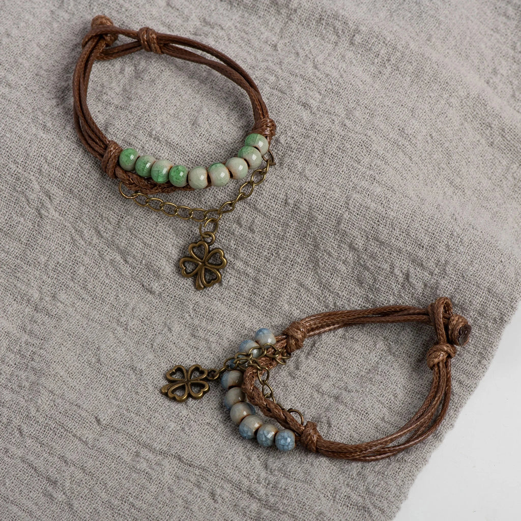 Naru rannekoru nelilehtisellä apilalla ja vihreillä helmillä