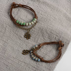 Naru rannekoru nelilehtisellä apilalla ja vihreillä helmillä