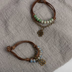 Naru rannekoru nelilehtisellä apilalla ja vihreillä helmillä