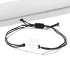 Naru rannekoru mustalla ja hopeisella nelilehtisellä apilalla onnenkoruna