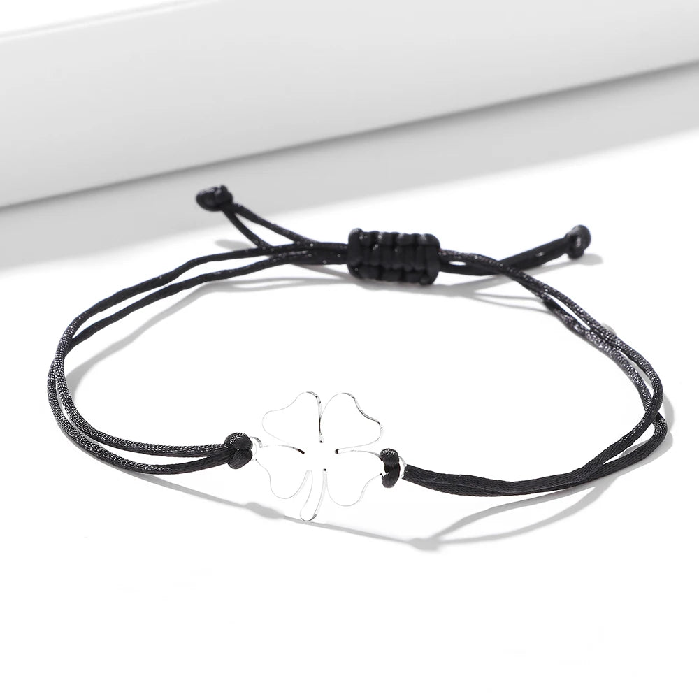 Naru rannekoru mustalla ja hopeisella nelilehtisellä apilalla onnenkoruna