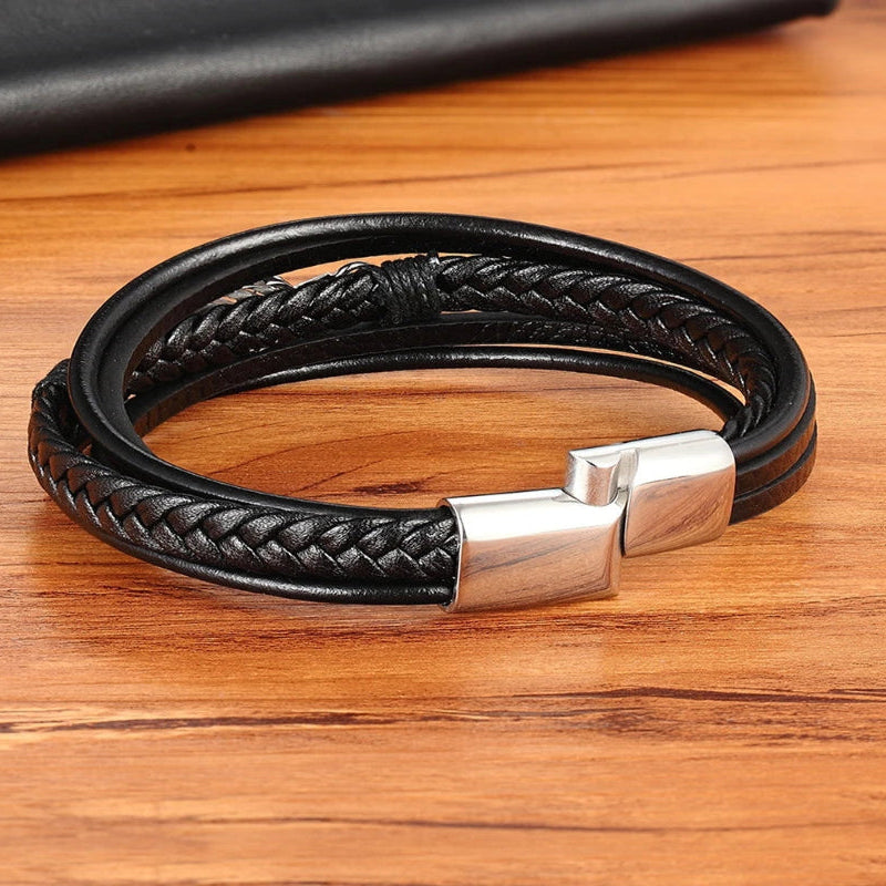 Miesten hopeanvärinen nahkarannekoru höyhenellä