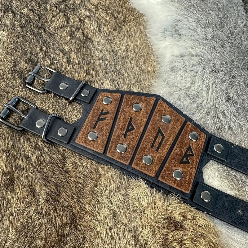 Viikinkirannekoru kelttiläisillä riimuilla ruskea