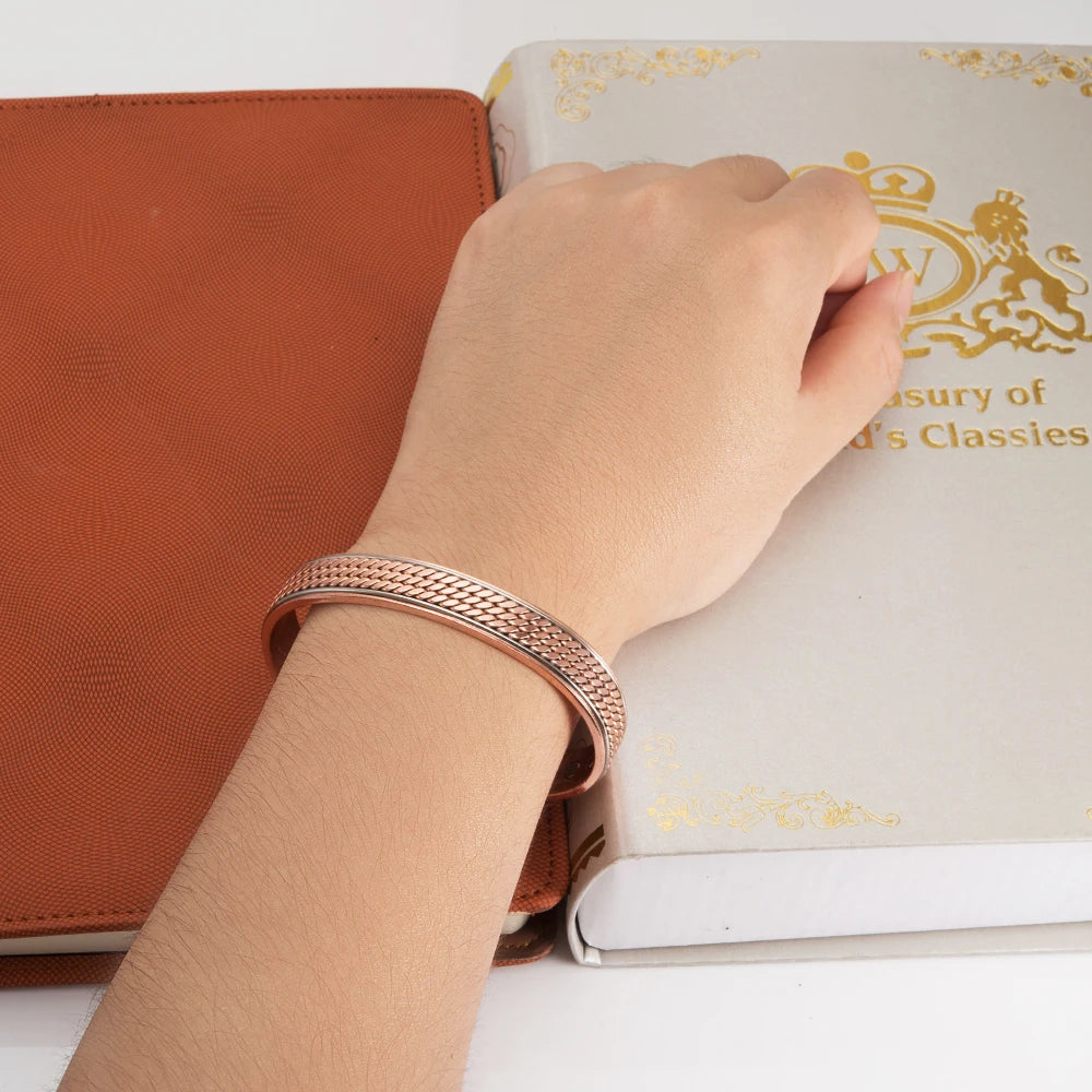 Kierretty kuparirannekoru 