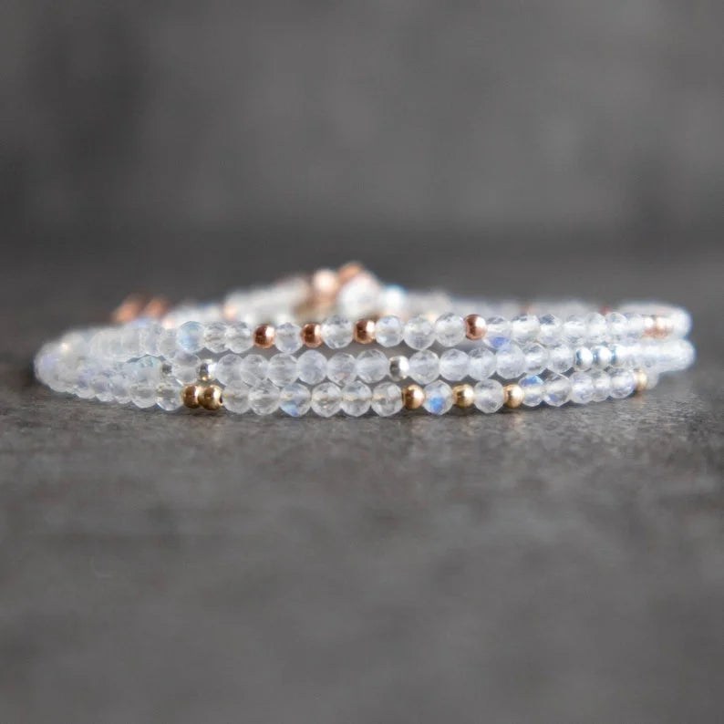 Rannekoru hienoista kivistä, kuukivi