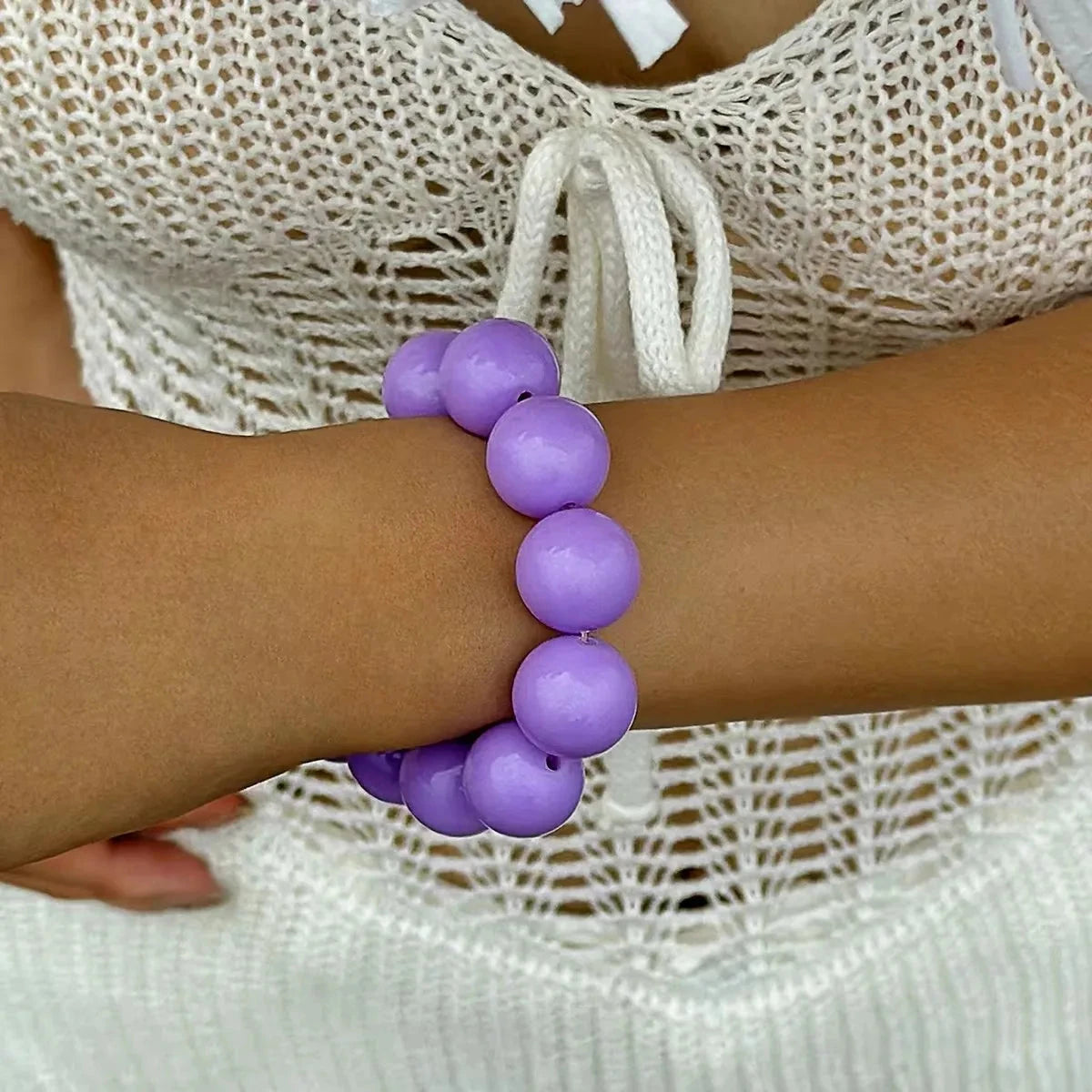 Violeteista värikkäistä helmistä valmistettu rannekoru naisille