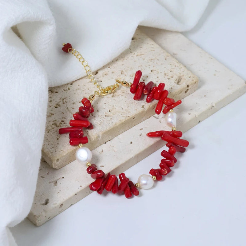 Korallikivinen ja helmillä koristeltu rannekoru