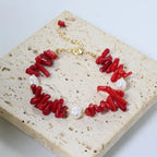 Korallikivinen ja helmillä koristeltu rannekoru