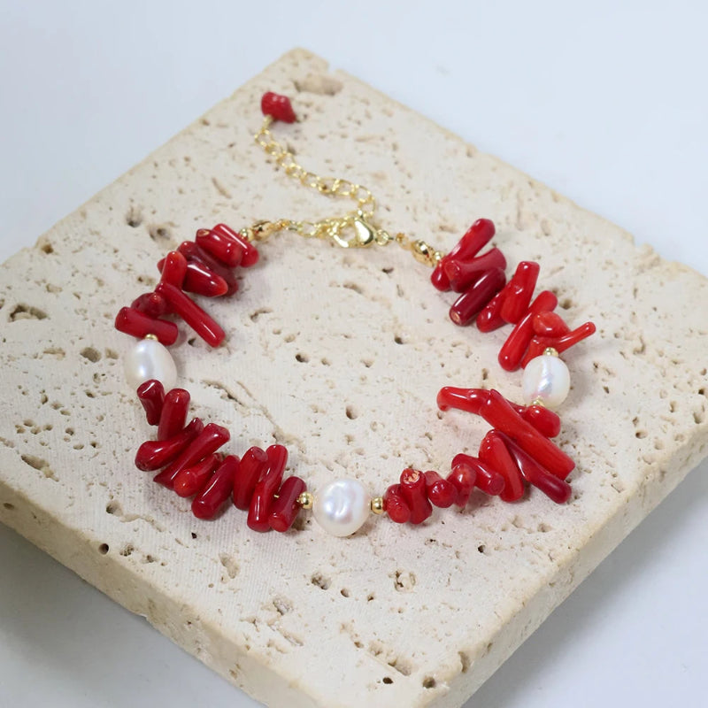 Korallikivinen ja helmillä koristeltu rannekoru