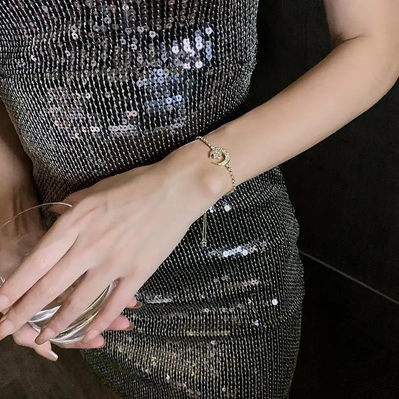 Tähtien ja kuun rannekoru strasseilla