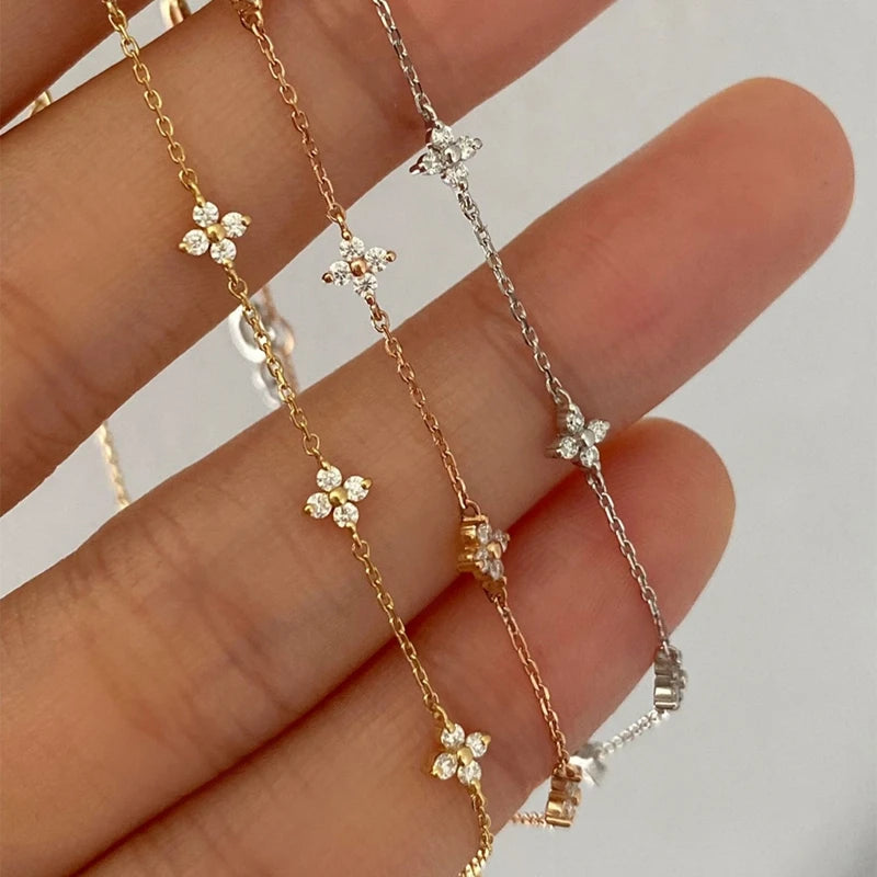 Rannekoru hienoilla kukilla ja hopeisilla zirkoneilla