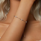 Rannekoru hienoilla kukilla ja kultaisilla zirkoneilla