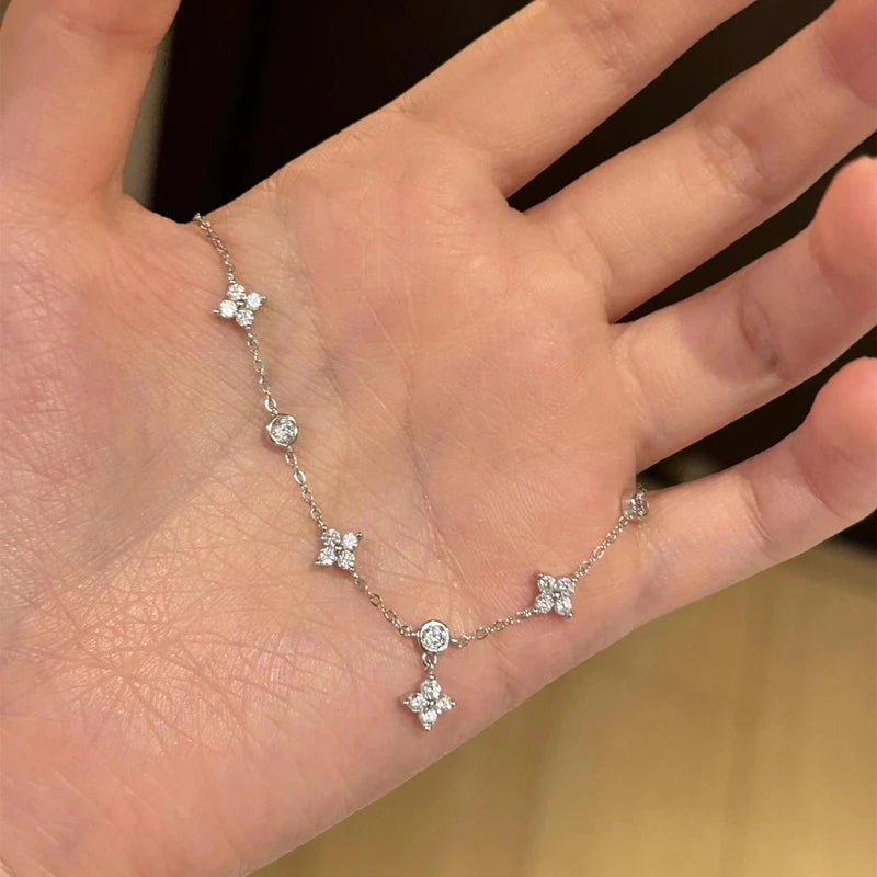 Rannekoru hienoilla kukilla ja hopeisilla zirkoneilla