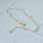 Viimeistelty rannekoru valkoisilla helmillä