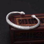 Buddhalainen rannekoru lootuskukalla