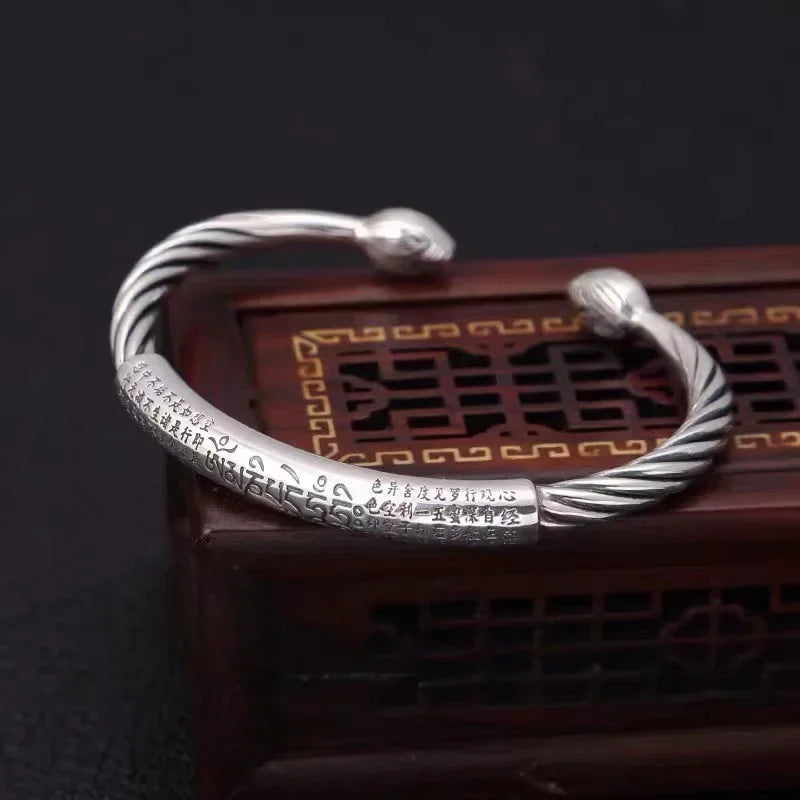 Buddhalainen rannekoru lootuskukalla