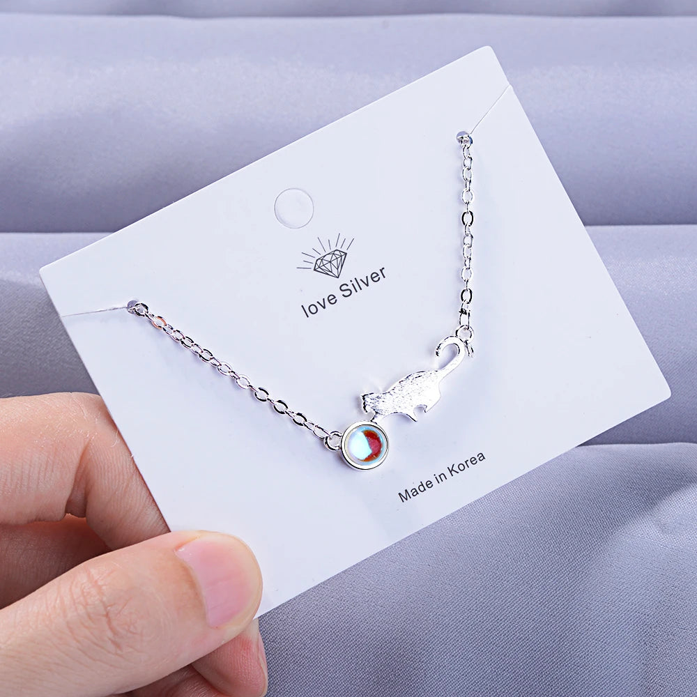 Hopeinen leikkivä kissa -rannekoru