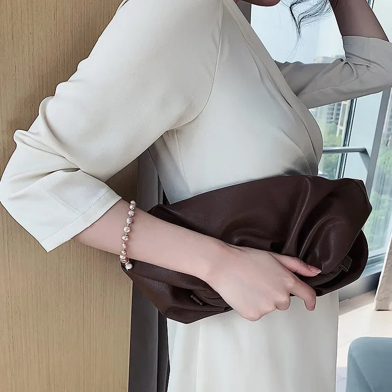 Rannekoru, jossa on vaaleanpunaisia helmiä