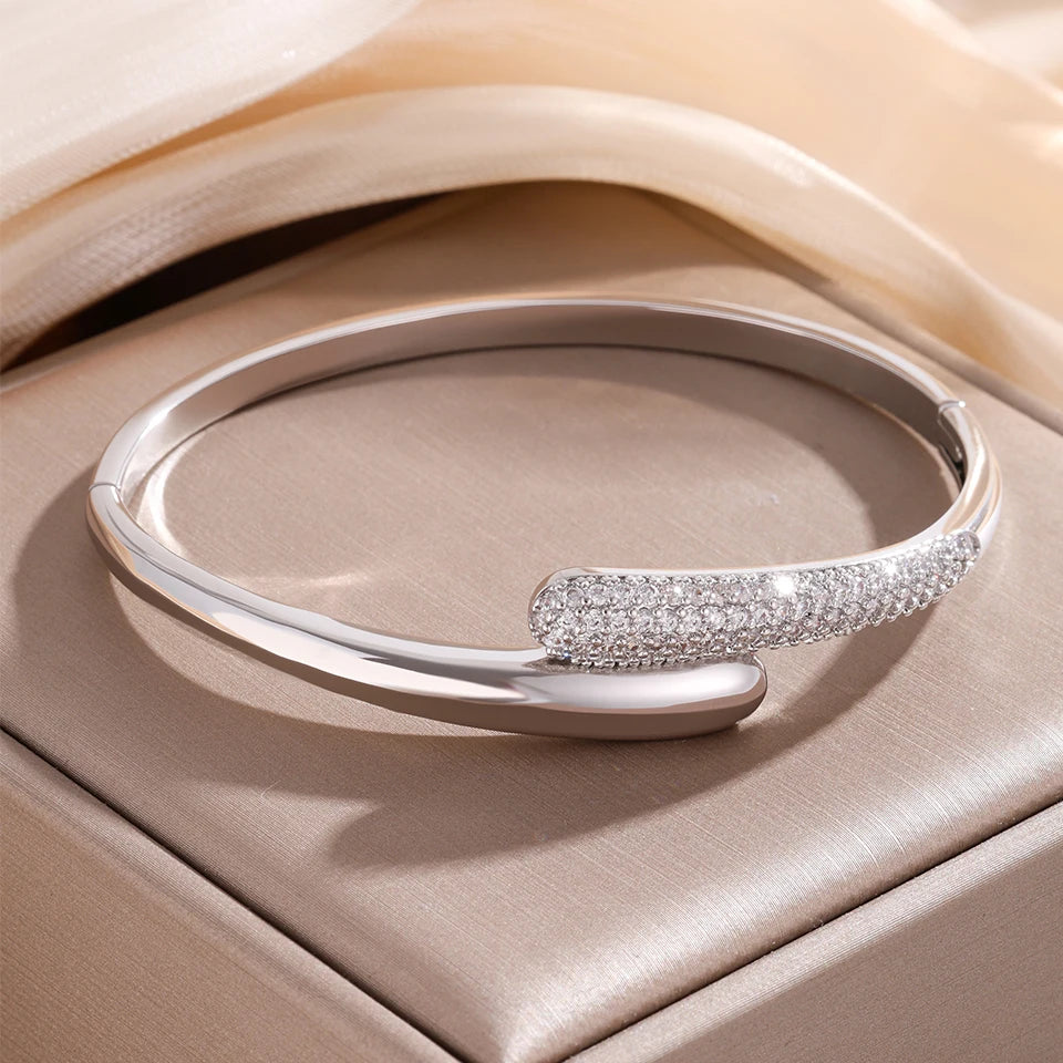 Naisten vesipisaran muotoinen zirkonirannekoru hopea