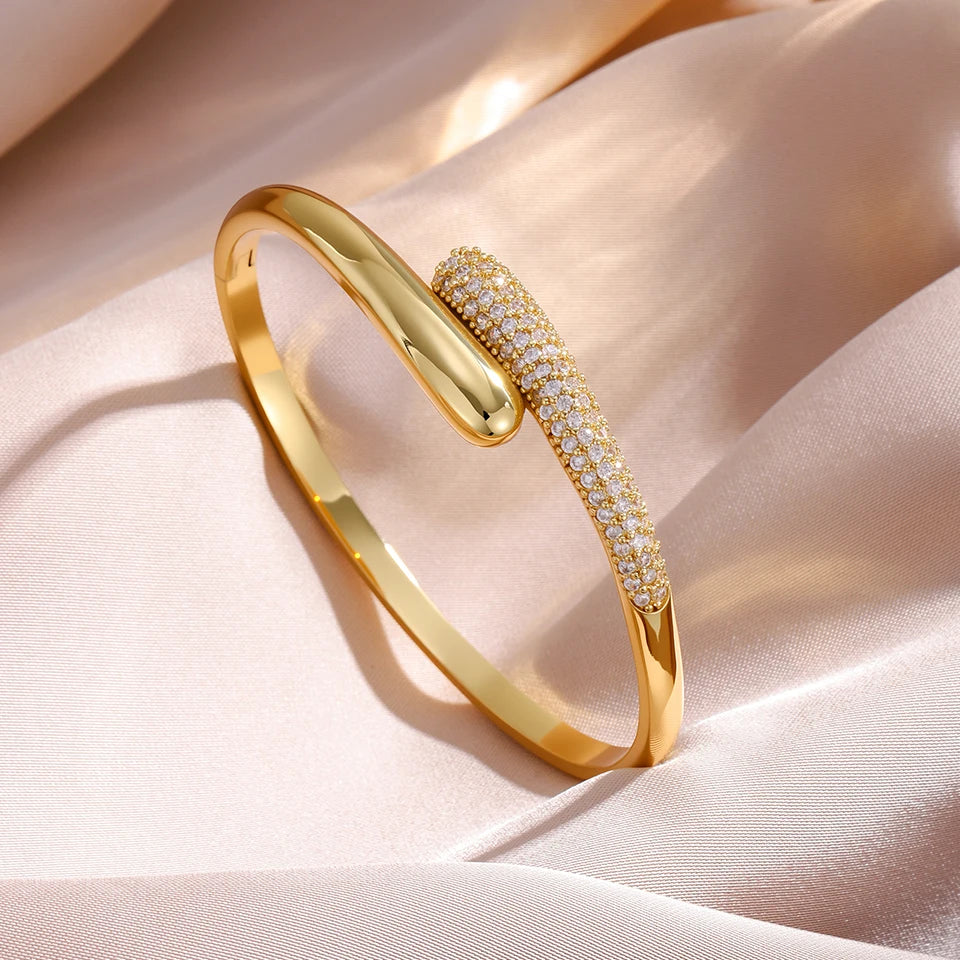 Naisten vesipisaran muotoinen zirkonirannekoru kulta