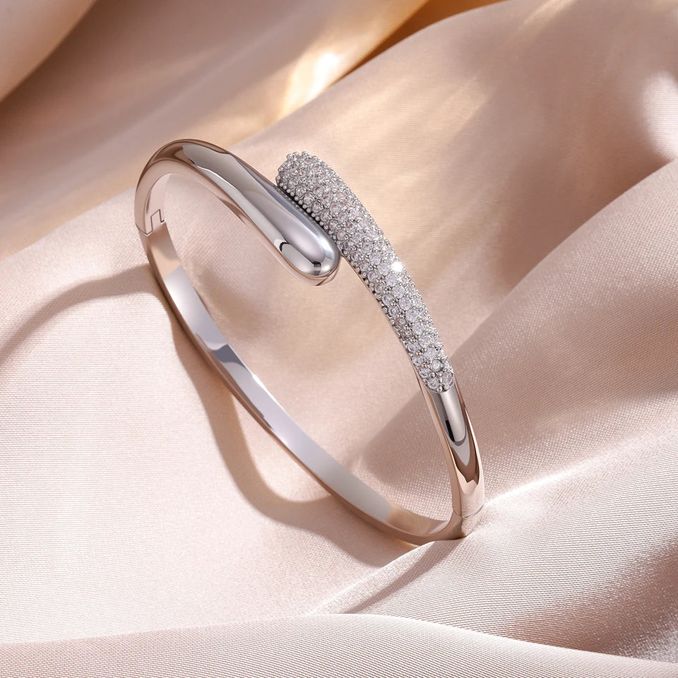 Naisten vesipisaran muotoinen zirkonirannekoru hopea