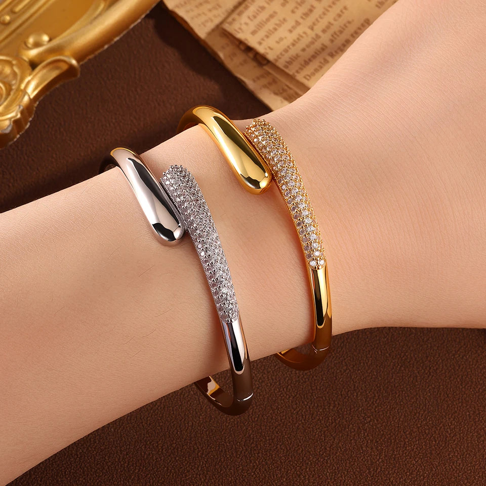 Naisten vesipisaran muotoinen zirkonirannekoru kulta