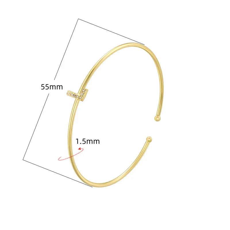 Minimalistinen nimikirjainrannekoru