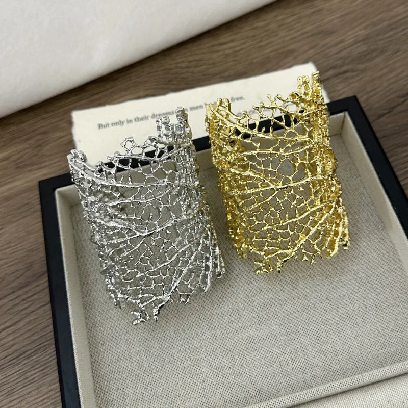 Naisille suuri korallirannekoru hopea