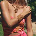 Naisille suuri korallirannekoru kulta