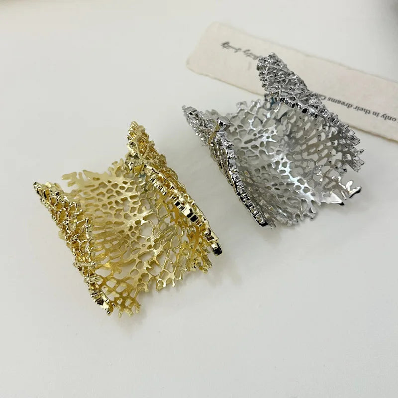 Naisille suuri korallirannekoru kulta