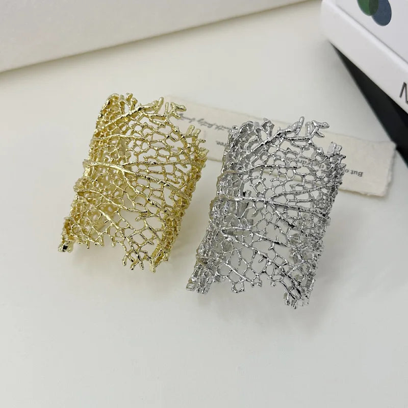 Naisille suuri korallirannekoru kulta