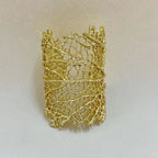 Naisille suuri korallirannekoru kulta