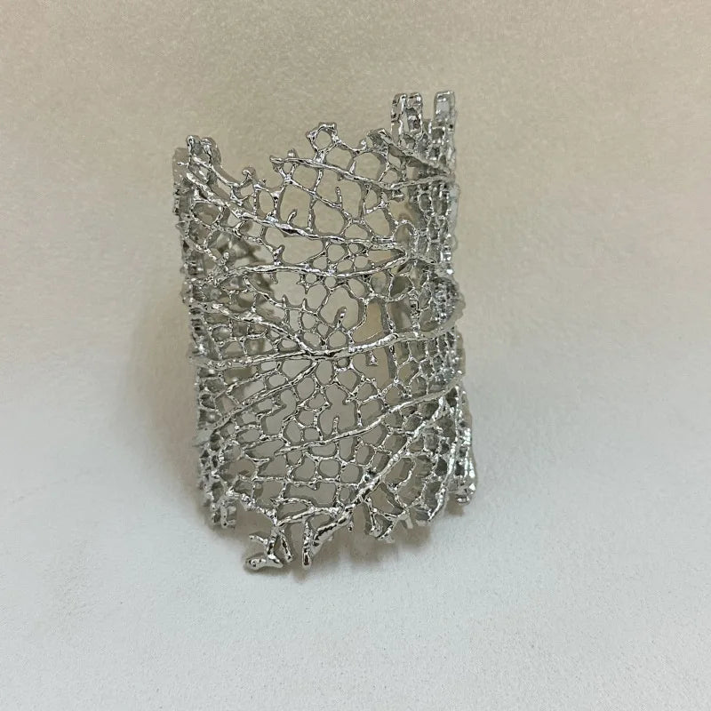 Naisille suuri korallirannekoru hopea