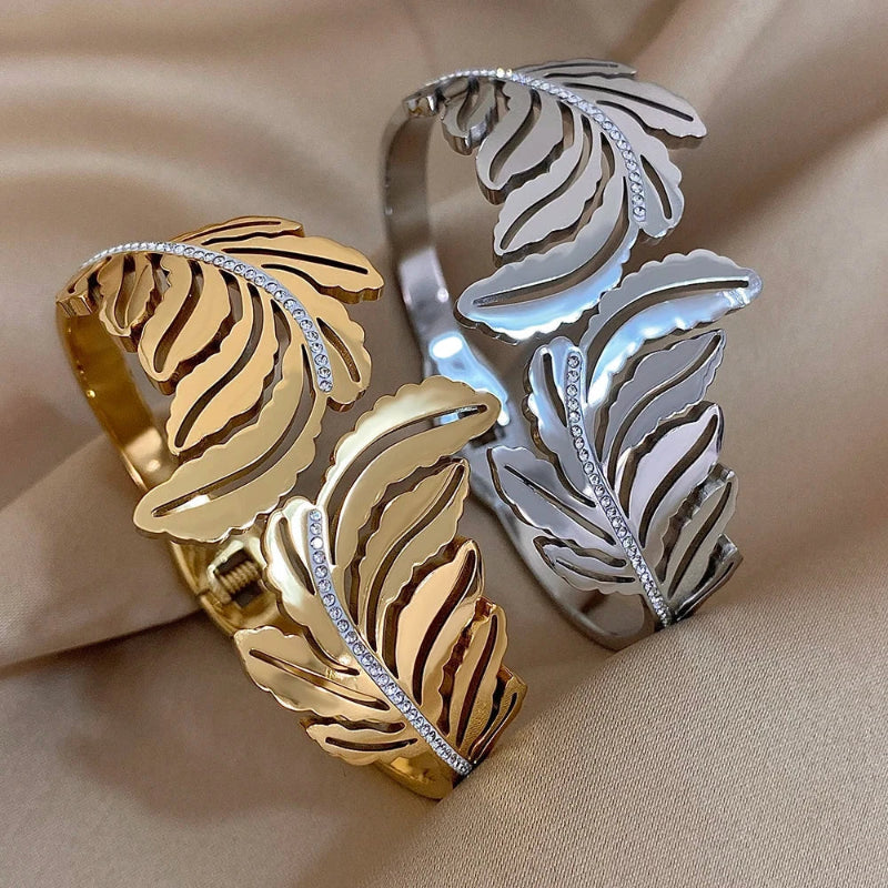 Leveä hopeinen palmunlehden rannekoru