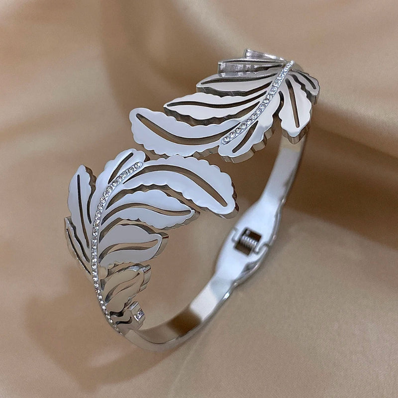 Leveä hopeinen palmunlehden rannekoru