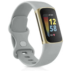 Vaaleanharmaa ranneke Fitbit Charge 5 -älykelloon