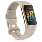 Kirkas kultainen ranneke Fitbit Charge 5 -älykelloon