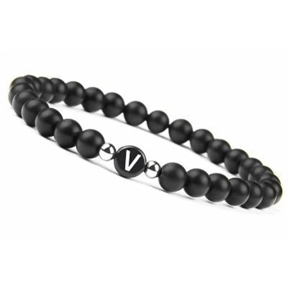 Musta rannekoru alkukirjaimella v