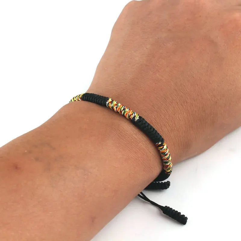 Tiibetin buddhalainen rannekoru nauhalla